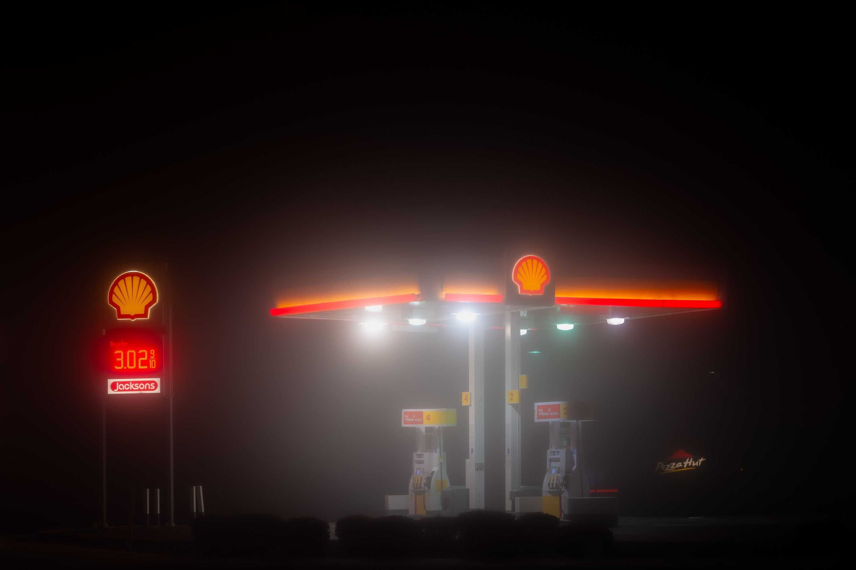 A Shell gas station shrouded in fog on a winter night
